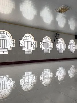 Mosque Windows with Geometric Patterns in White Room Foto stock
