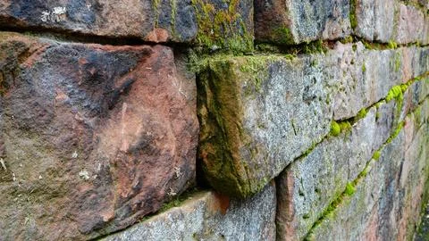 Moss-covered Stone Wall Showcasing Natural Textures in an Ancient Structure Foto stock