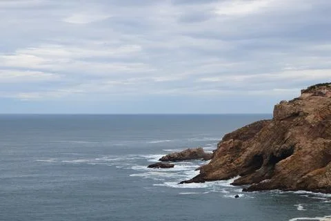 Mossel Bay Cliffs On Overcast Day Overlooking Open Ocean Foto stock