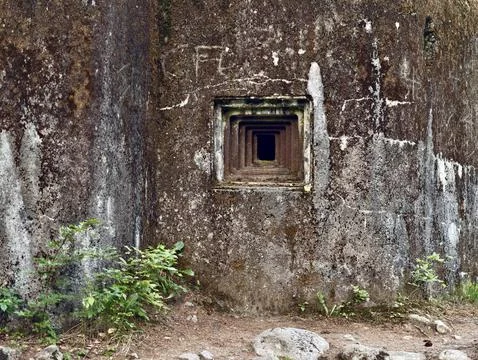 Mossy concrete wall with square ventilation tunnel opening Stock-Fotos