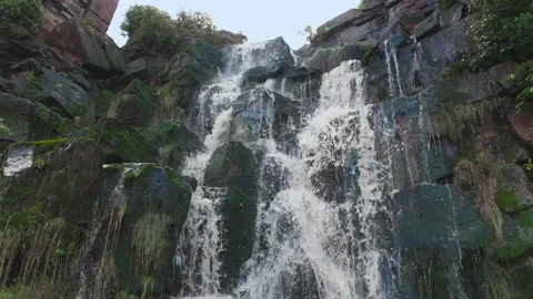 Mossy rocks frame a cascading waterfall Vidéo 342936756