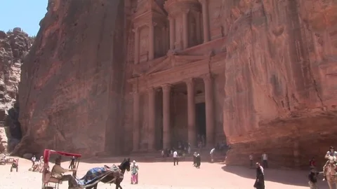 The most important monument in Petra, Al-Khazneh -  the pharaoh's treasury Stock Footage 71948812