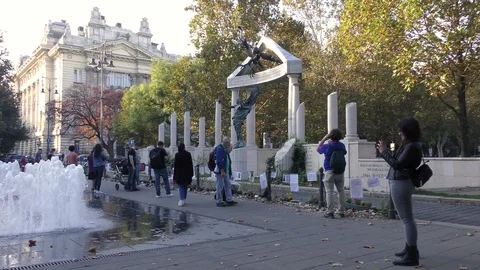 The most inglorius memorial in Budapest Vídeo Stock 118985329