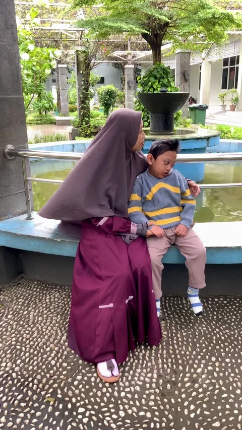 Mother and Child with Special Needs Sitting in Park Vídeos de archivo 328634448