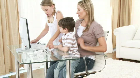 Mother and children using a computer Stock-Footage 561596