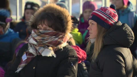 Mother and daughter are waiting for the race of Finnmarkslopet Stock Footage