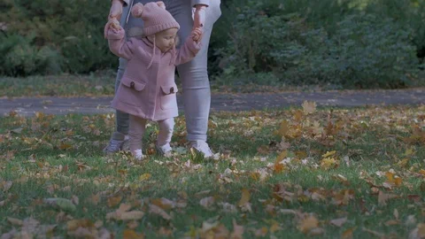 Mother and daughter first steps in the park Slow motion Stockbeeldmateriaal 103422367