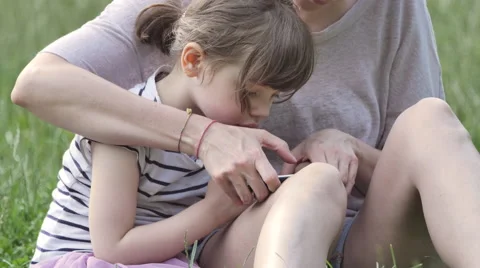 Mother and daughter playing with smartphone at the park. 스톡 동영상 50856498