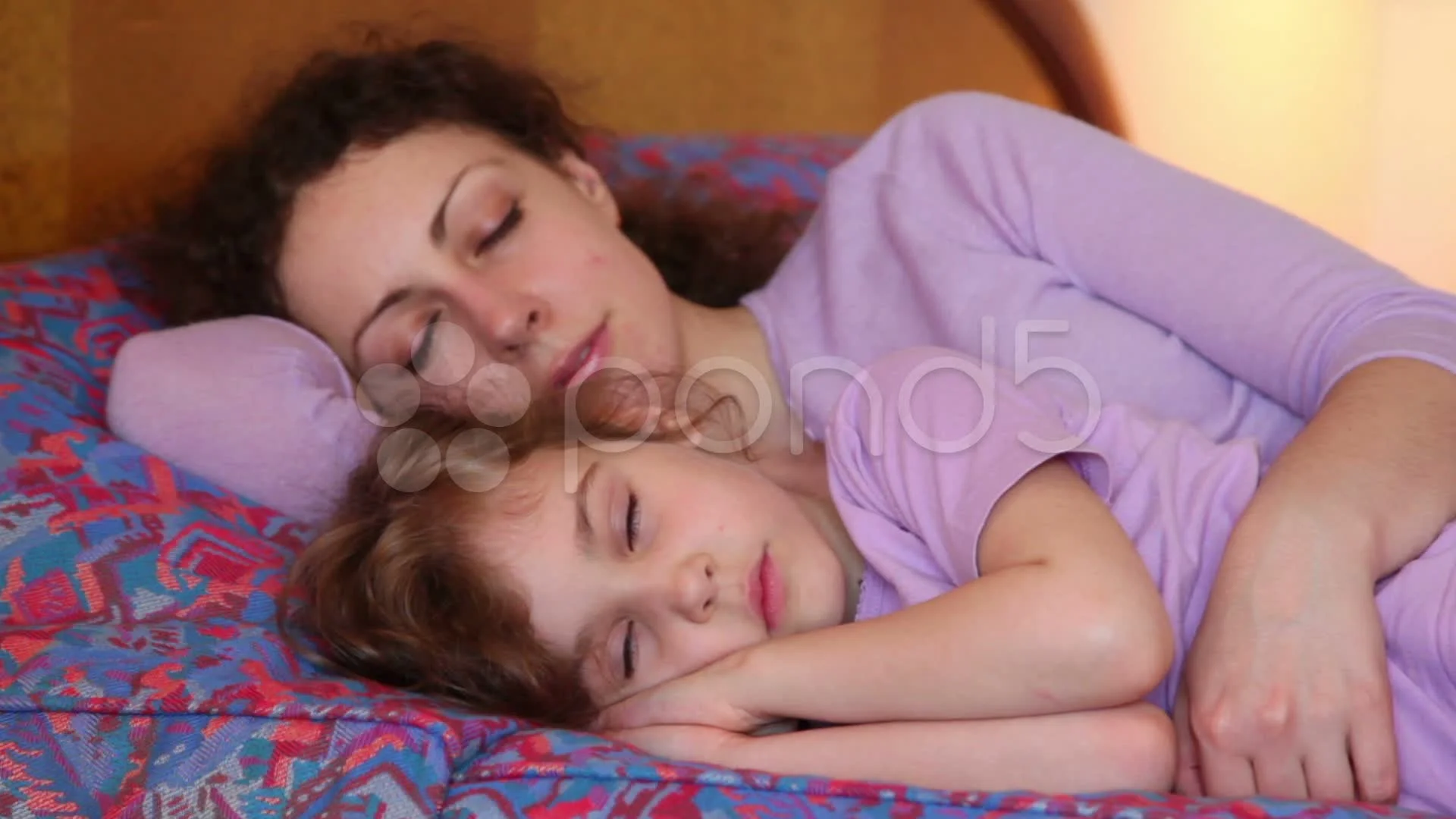 мальчик с мамой в кровати