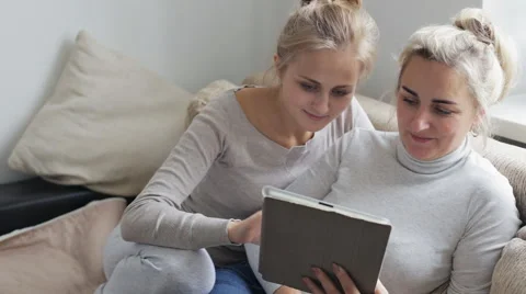 Mother and daughter using tablet 動画素材 68564537