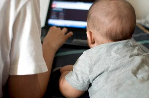 A mother and son is in front of a computer Stockfoto's