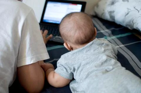A mother and son is in front of a computer Fotos de archivo