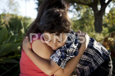 Mother and son hugging outdoors Stock-Fotos