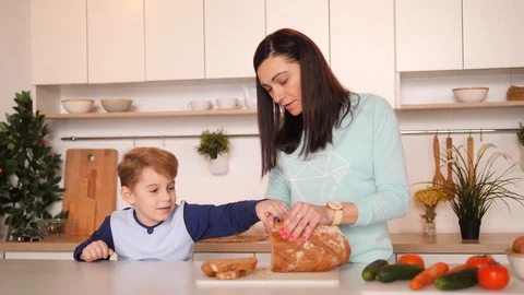 Mother and son in the kitchen Video stock 89283631