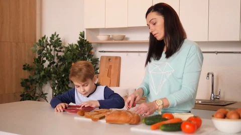 Mother and son in the kitchen Video stock 89283975
