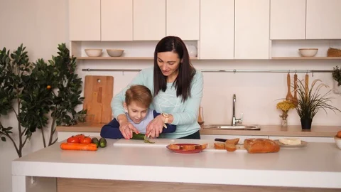 Mother and son in the kitchen Video stock 89284175