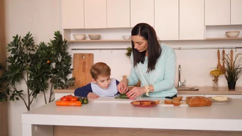 Mother and son in the kitchen Video stock 89284318