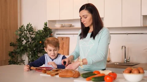 Mother and son in the kitchen Video stock 89284672
