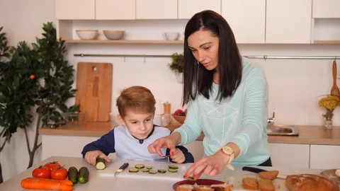 Mother and son in the kitchen Video stock 89285060