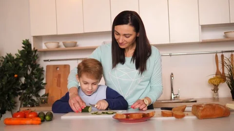 Mother and son in the kitchen Video stock 89285122