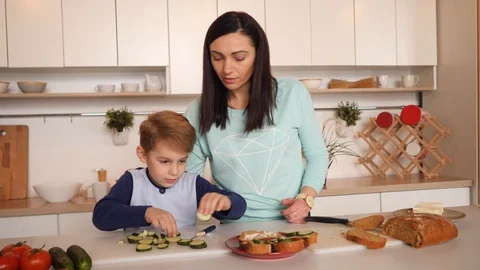 Mother and son in the kitchen Video stock 89320745