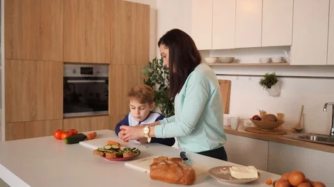 Mother and son in the kitchen Video stock 89321097