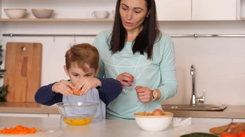Mother and son in the kitchen Video stock 89321177