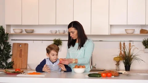 Mother and son in the kitchen Video stock 89321365