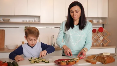Mother and son in the kitchen Video stock 89321420