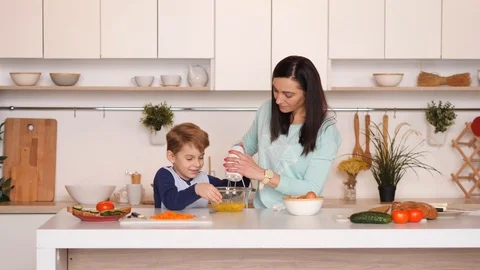 Mother and son in the kitchen Video stock 89332788