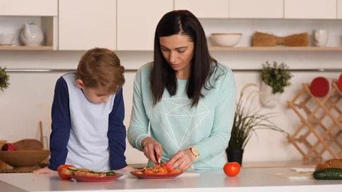 Mother and son in the kitchen Video stock 89332960