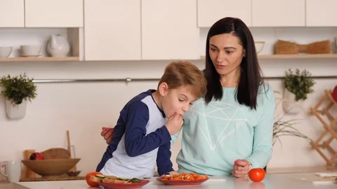 Mother and son in the kitchen Video stock 89333600