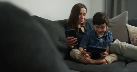 Mother and son looking at the tablet Stock-Footage 132008586