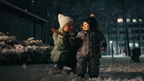 Mother and son playing at winter festival, snowing. Stock-Footage 168346097