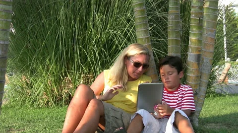 Mother and son using digital tablet Vídeo Stock 41606885