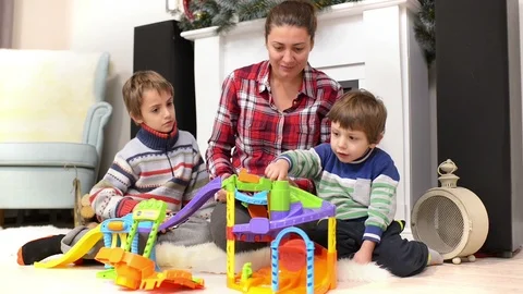 Mother Assembling a Modular Toy with her Children Video stock 85539412