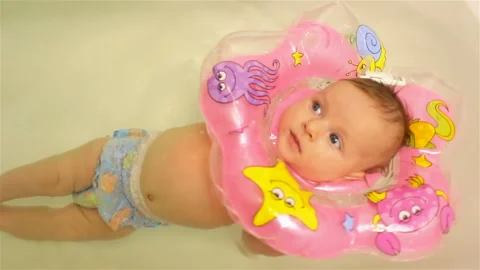 Mother bathes the newborn. 스톡 동영상 90821453