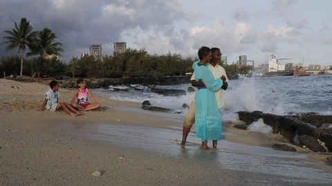 Mother being dipped on a beach. Vídeos de archivo 88371770