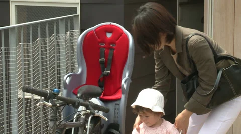 Mother on bike Video stock 32240254