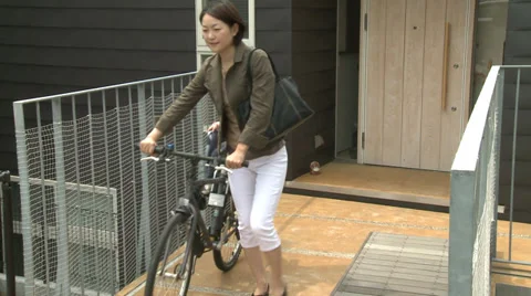 Mother on bike Video stock 32240287