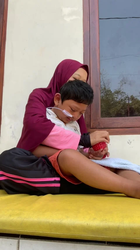 A mother cares for her Vídeo Stock 341314125