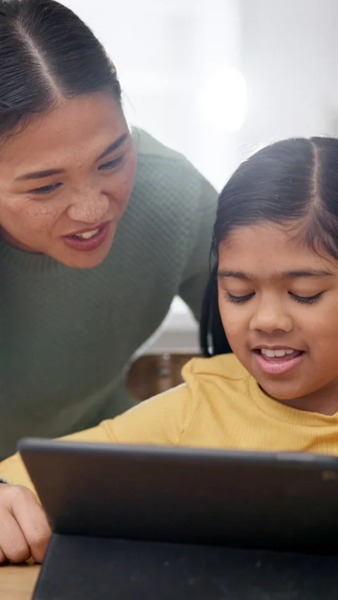 Mother, child and tablet with help for elearning, homework assistance and Stockbeeldmateriaal 336784634