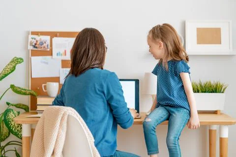 Mother with child working on the computer Foto stock