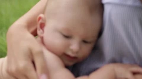 Mother cuddle a newborn Video stock 68200177