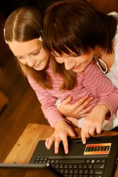 Mother &amp; daugther looking at computer Foto stock