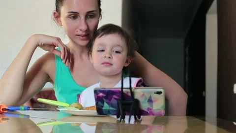 Mother feeds the child. Video stock 90280409