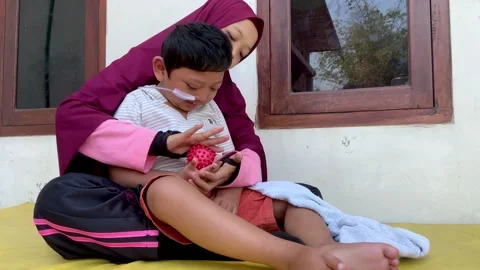 Mother helping child with Vídeo Stock 341314010