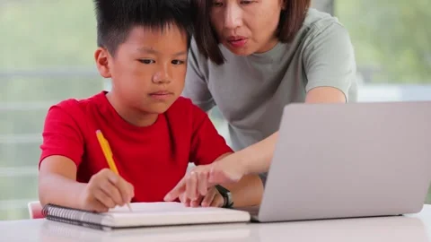 Mother helping her son with his homework 库存影片 337435744