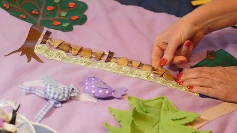 Mother makes soft creative mat for development of child at home Vídeo Stock 82775244