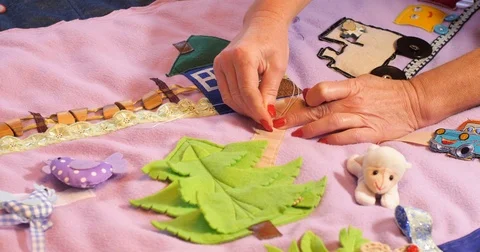 Mother makes soft creative mat for development of child at home Vídeo Stock 82775273